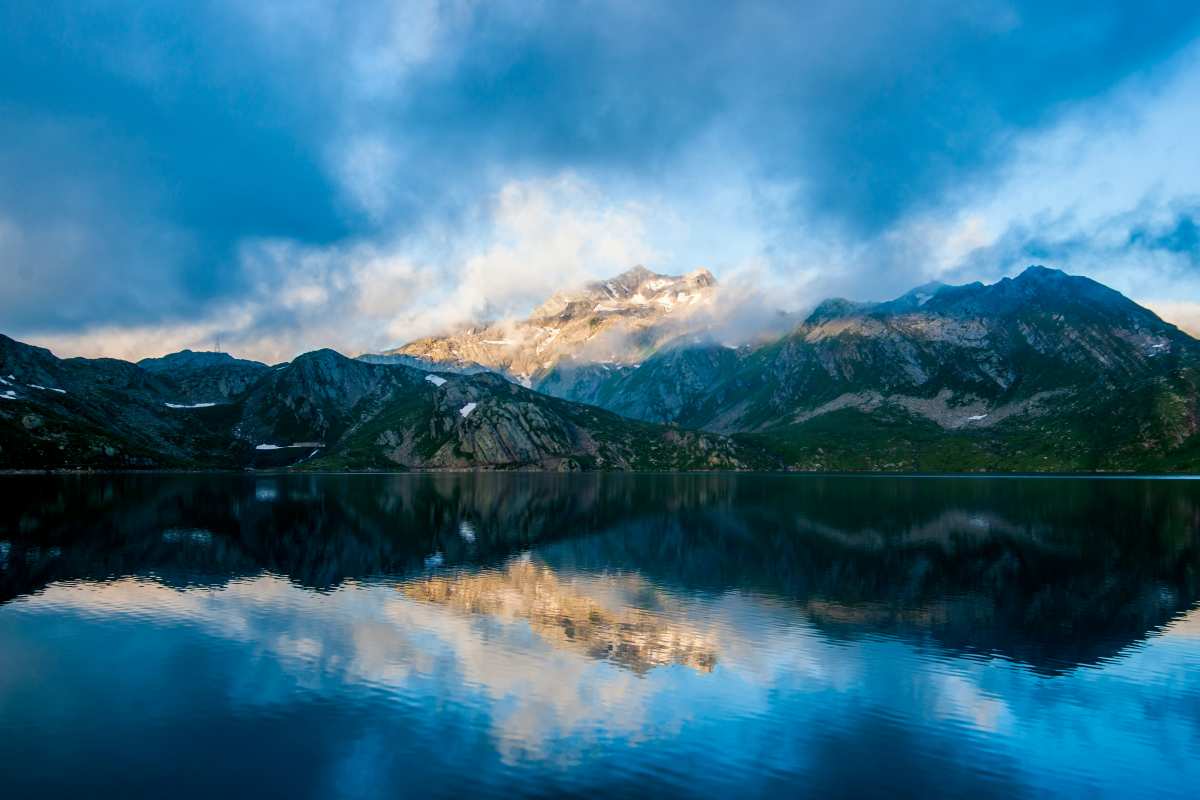 山湖倒影