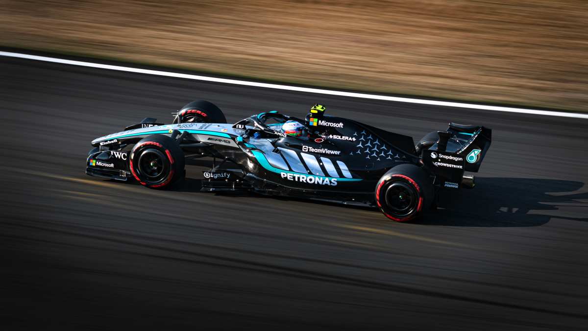 梅赛德斯AMG Petronas F1赛车动态壁纸