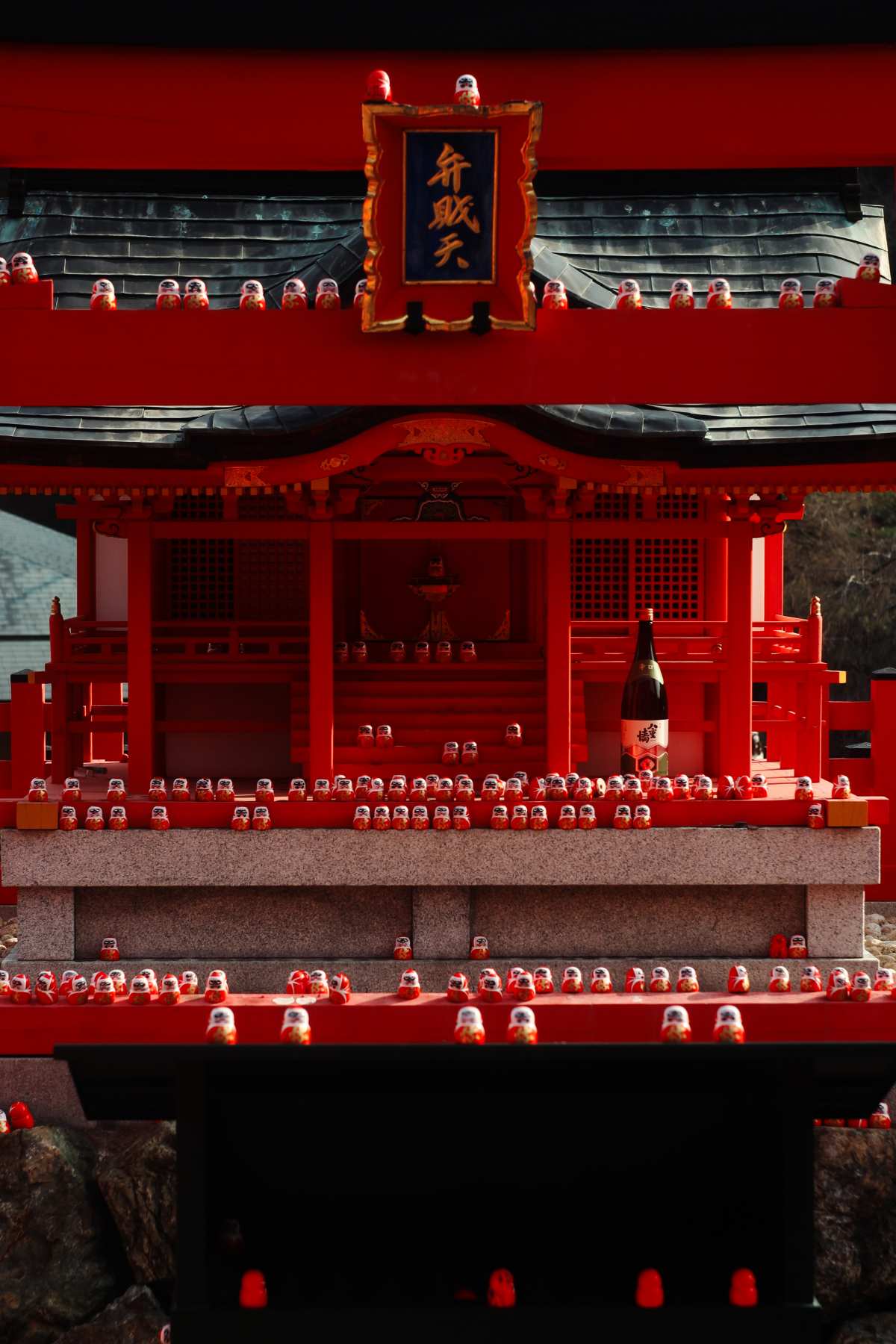 日本神社红门与达摩娃娃