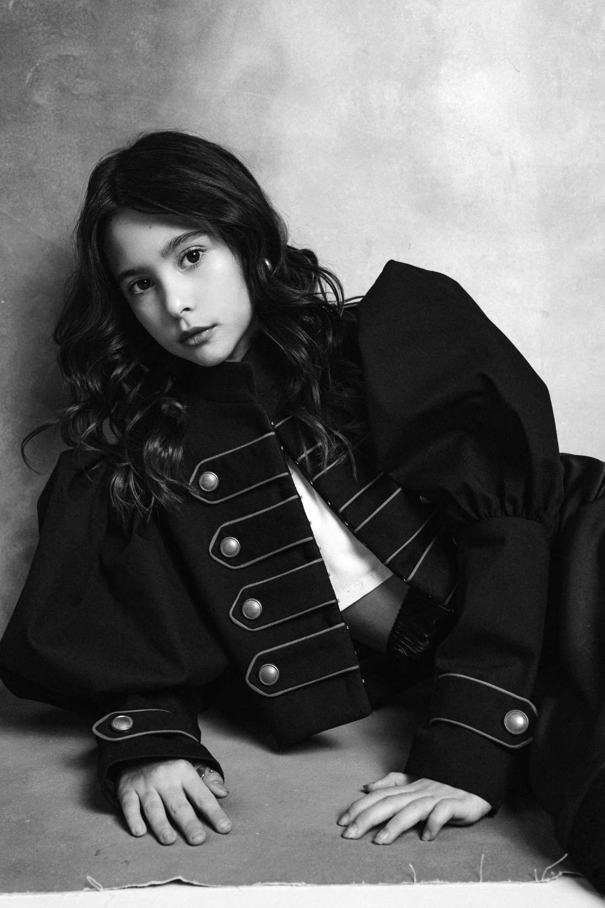 黑白长发女性