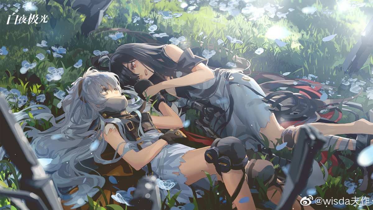 晨曦下的草地上的两位女性