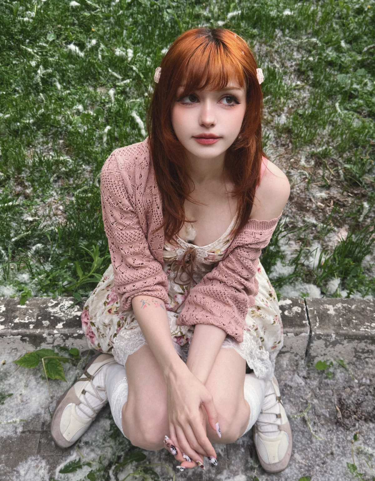 红发女孩户外静物壁纸
