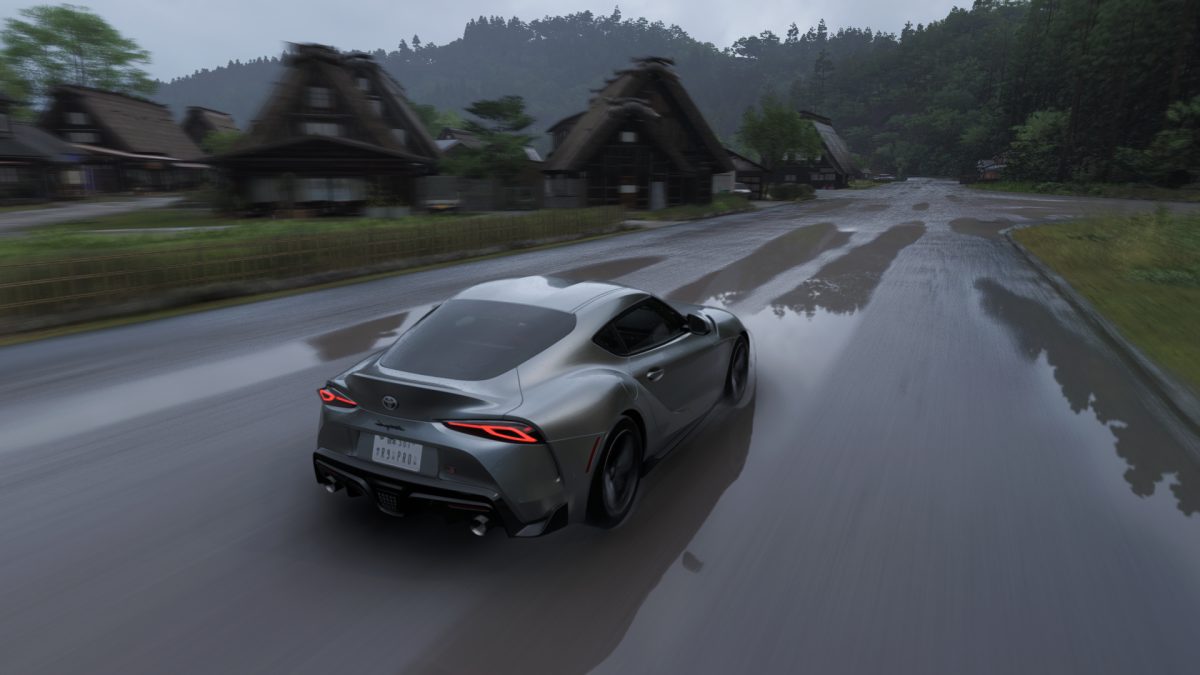 雨中疾驰的丰田Supra