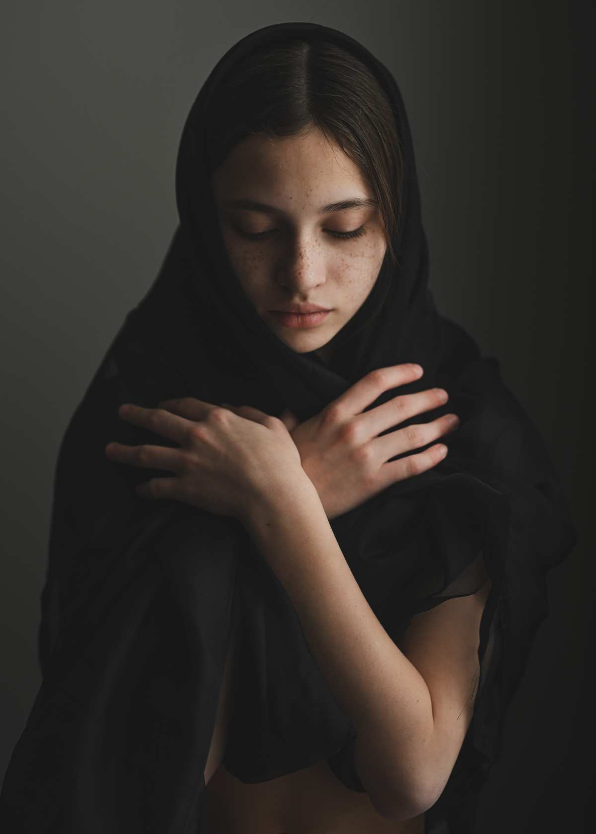 简约黑衣女性肖像