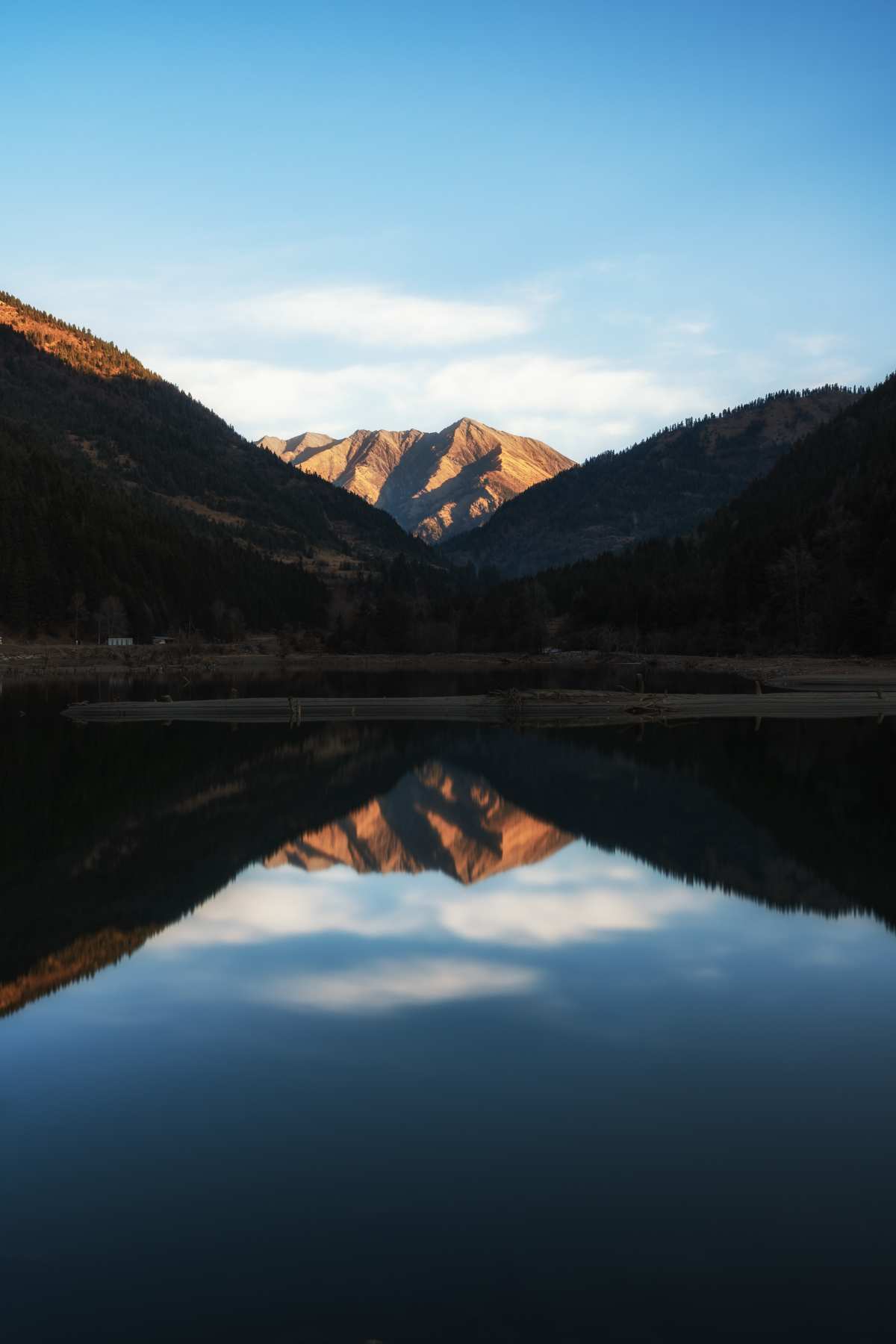 山湖倒影