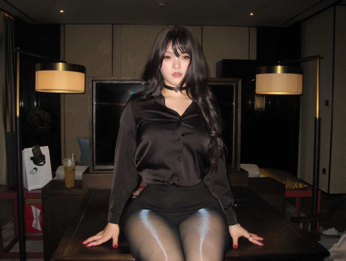黑色丝袜与长发的诱惑