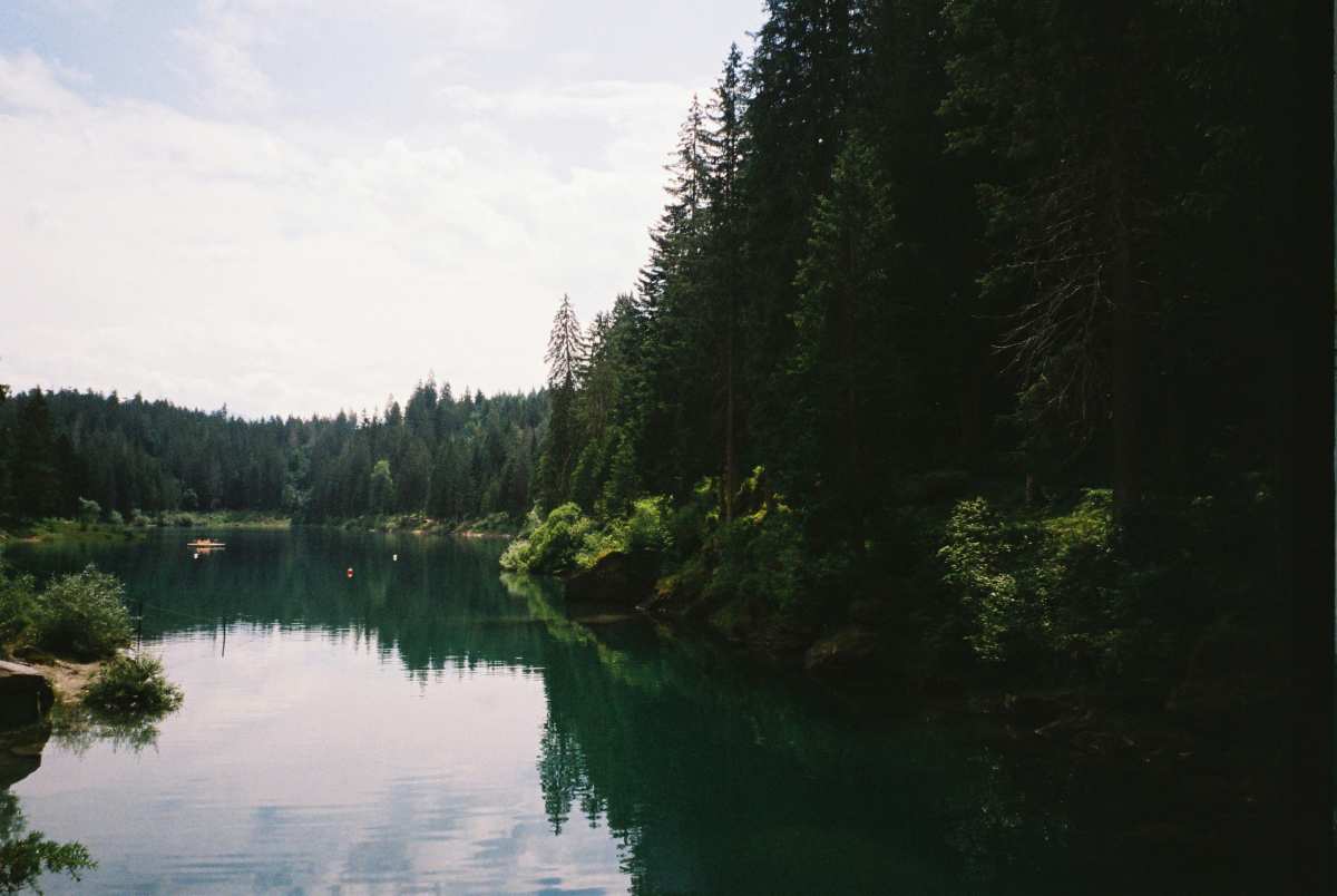 宁静湖畔
