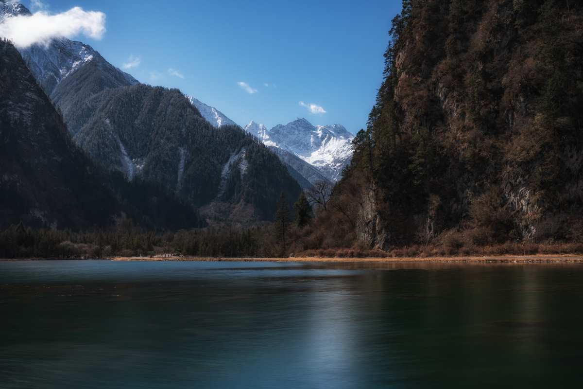 雪山碧水