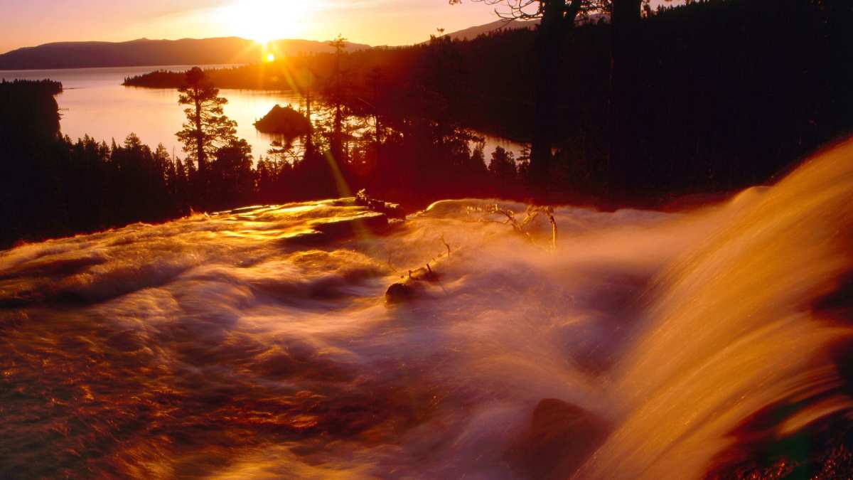 日落瀑布湖景