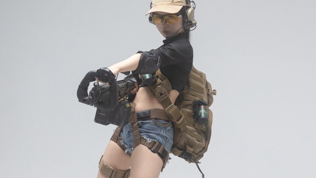 持枪女战士