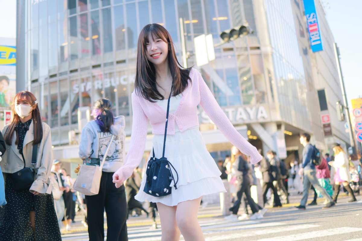 东京涩谷街头微笑少女