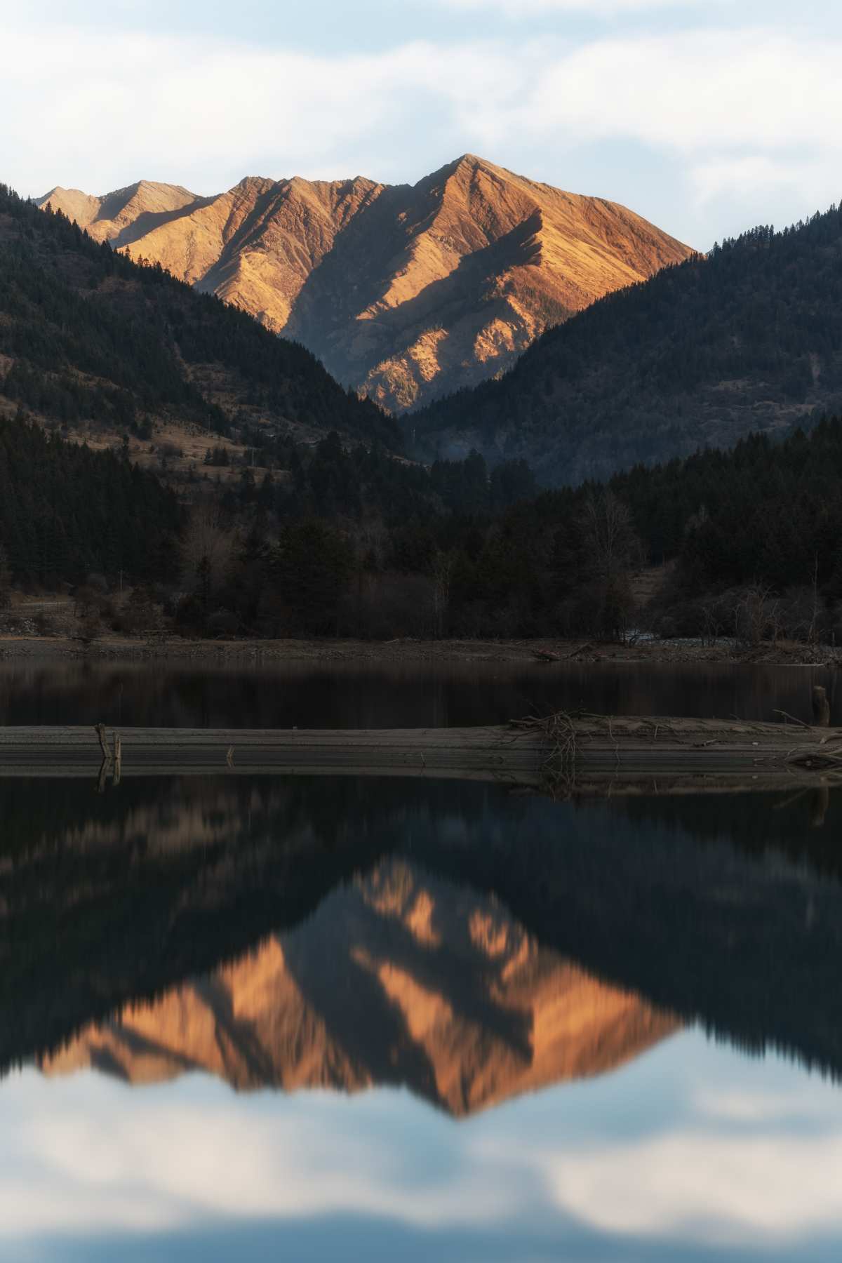 阳光下的山湖倒影