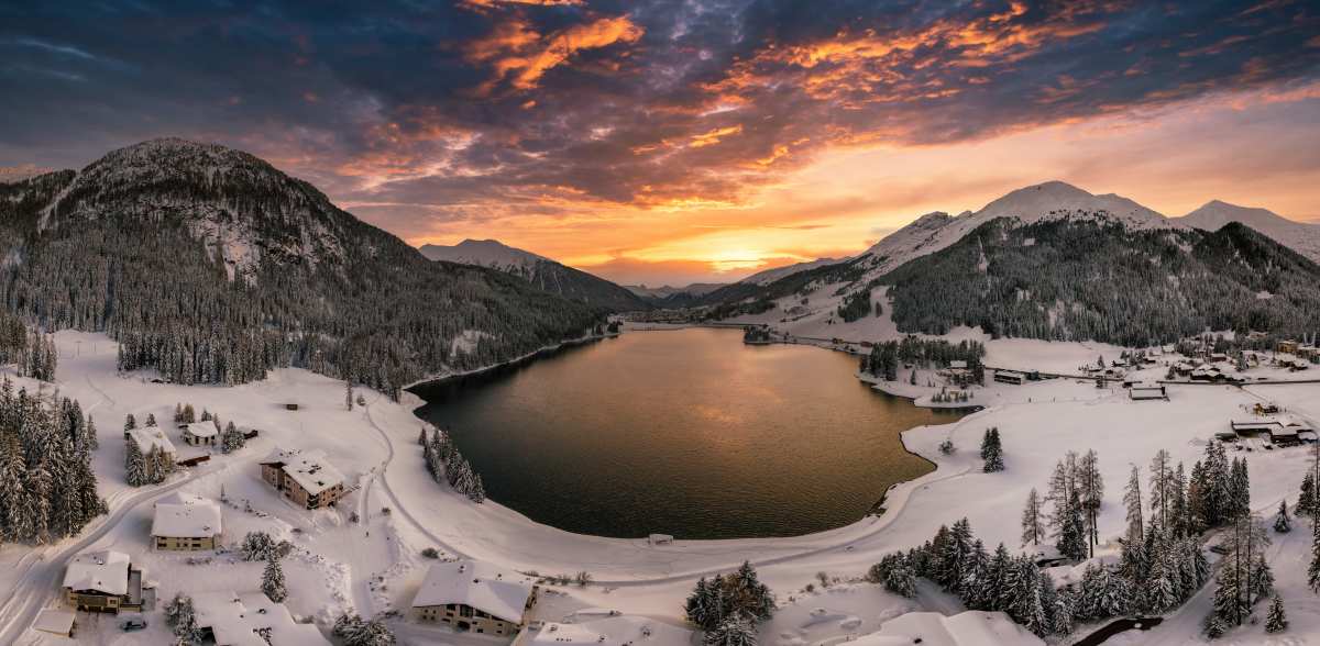 瑞士雪山湖泊日落
