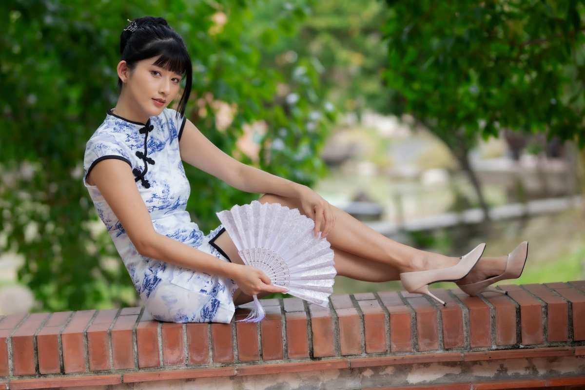 传统旗袍优雅静坐