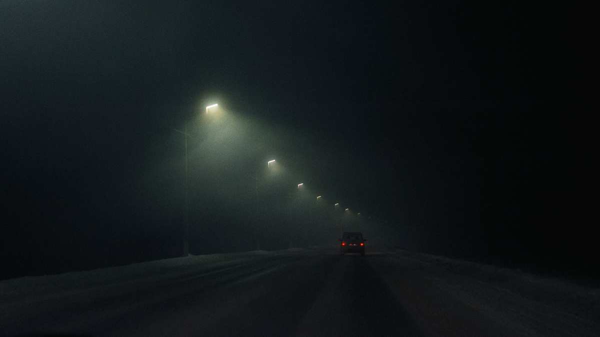 夜幕下的雪地公路