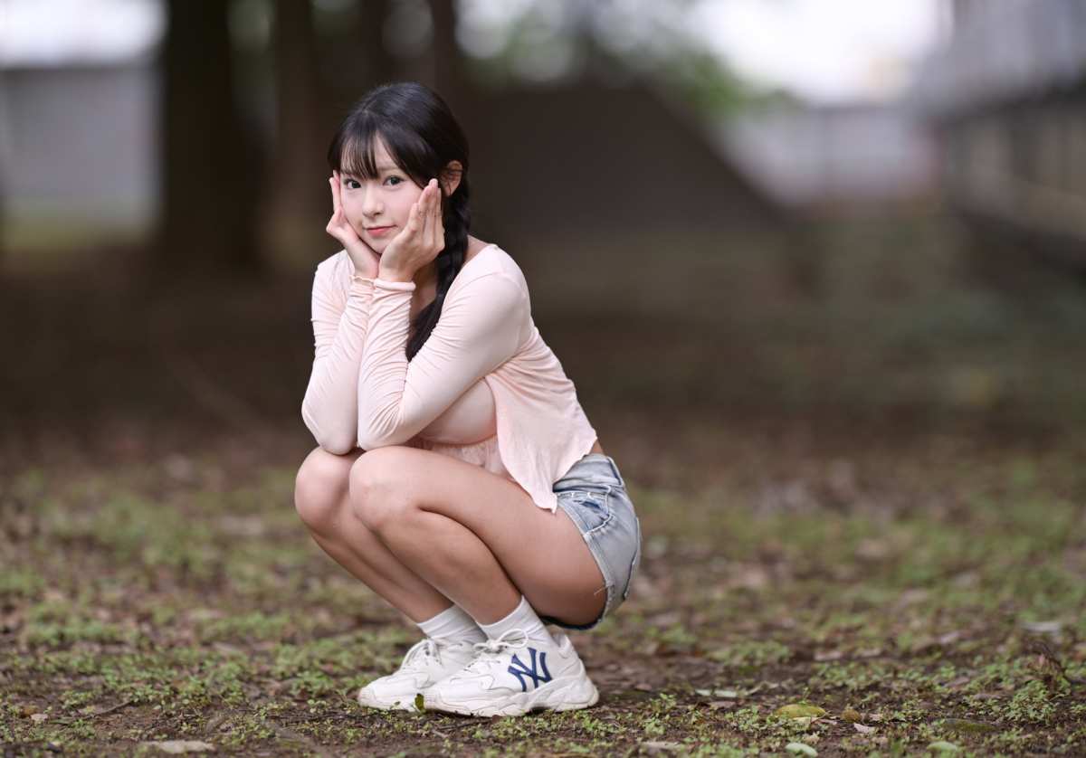 户外模特蹲坐