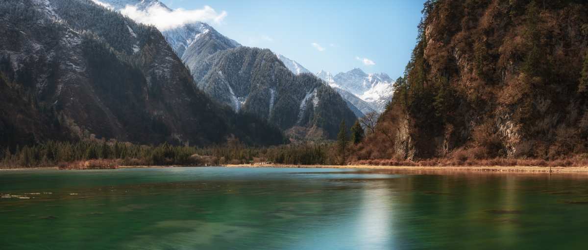 雪山碧水