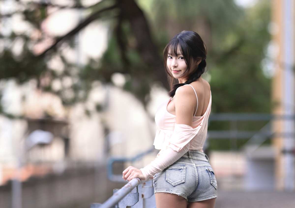 铁栏旁的微笑