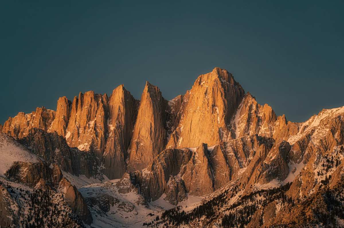 阳光下的雪峰