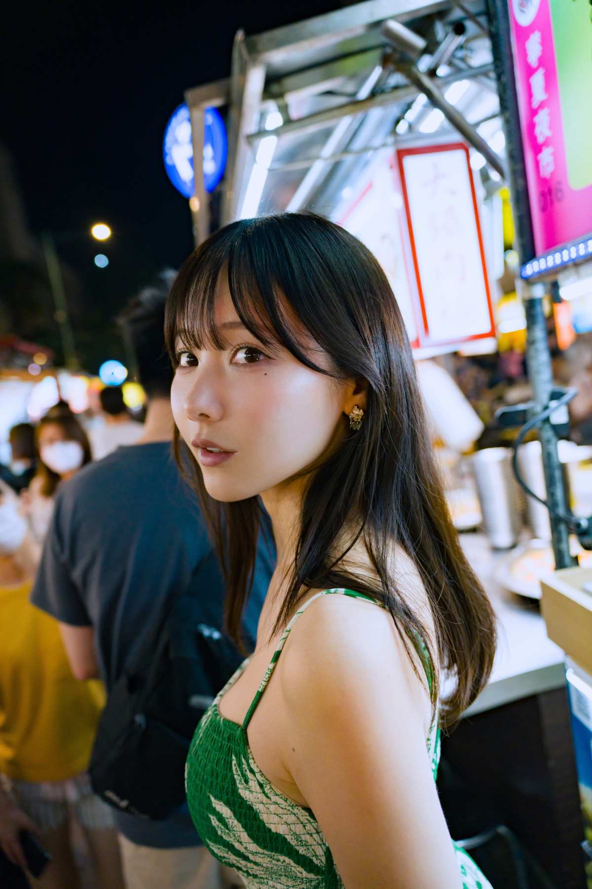 都市夜景中的美丽女子