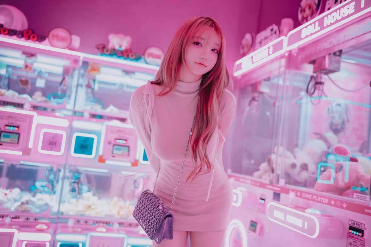 粉色梦幻抓娃娃机少女