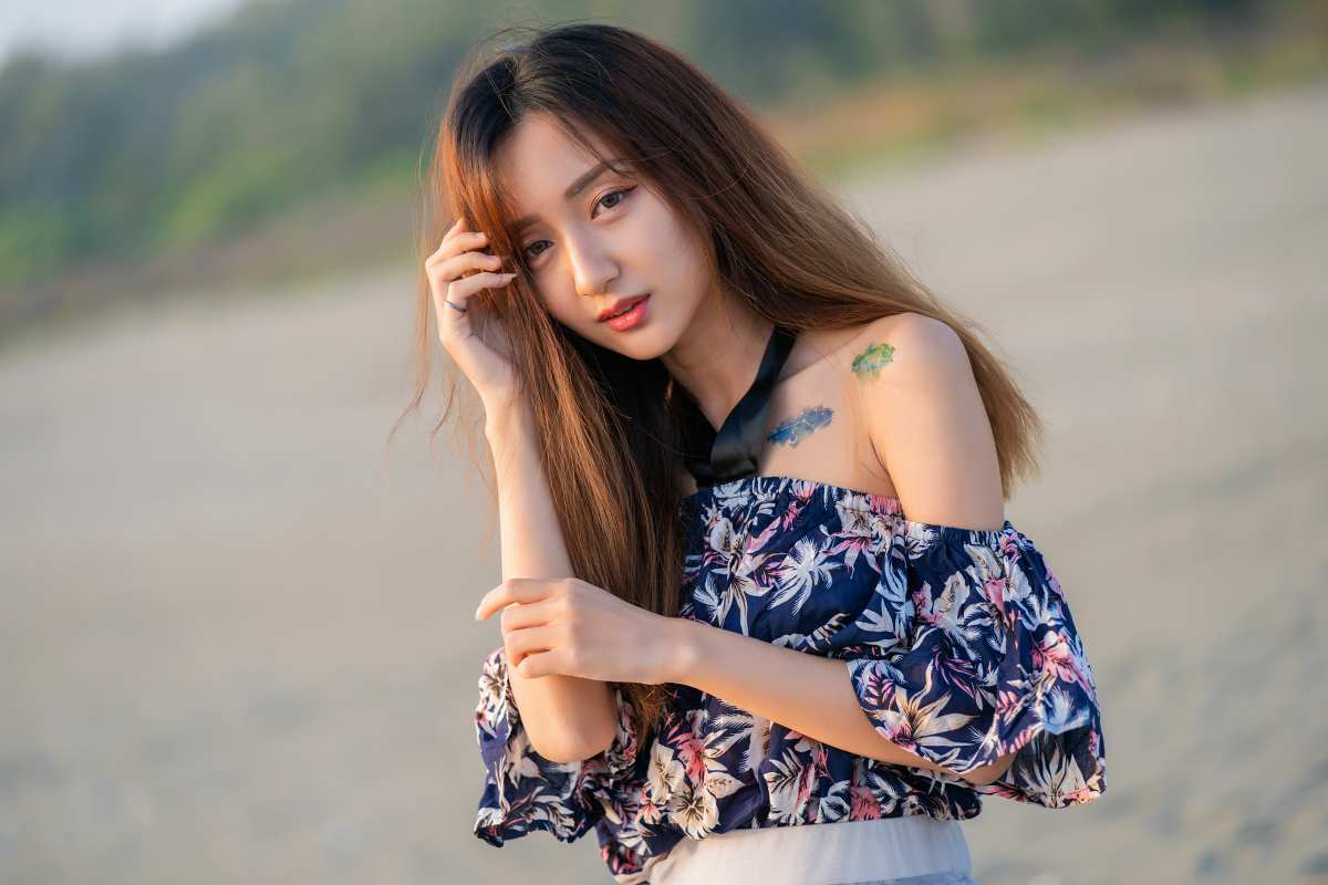 自然风光中的美丽女子