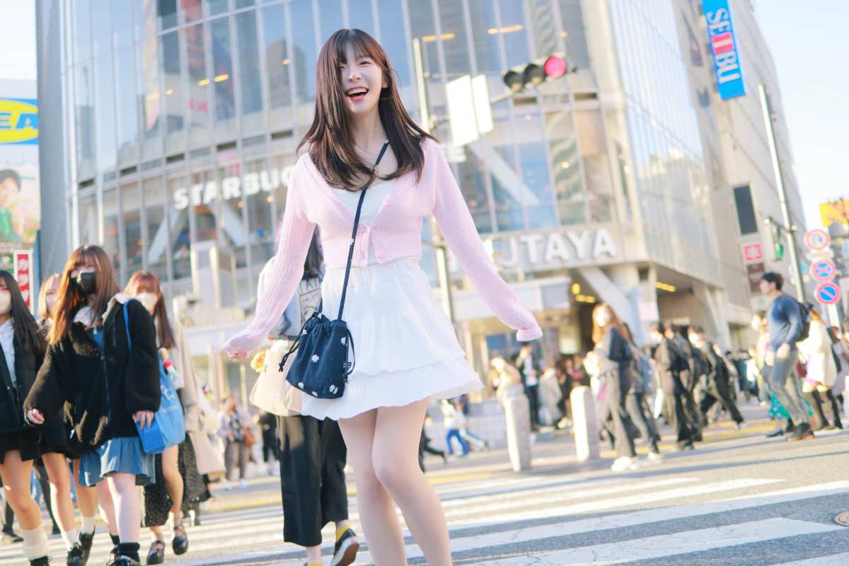 东京街头微笑少女