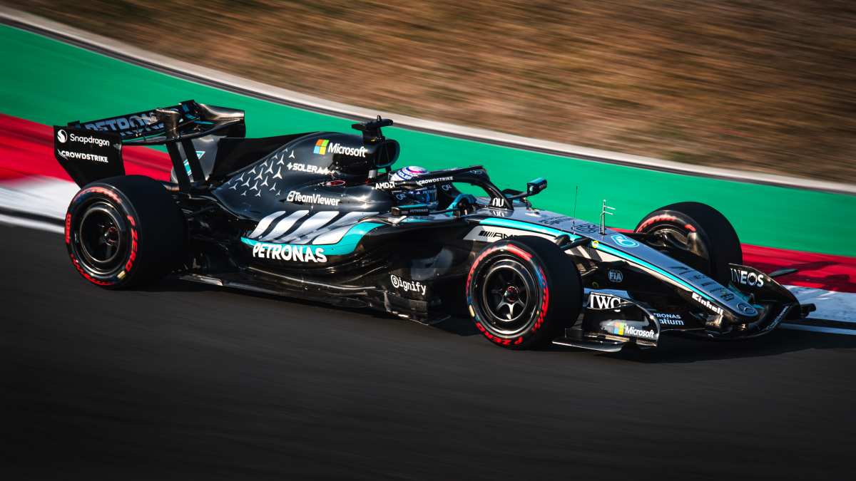 梅赛德斯AMG Petronas F1赛车动态壁纸