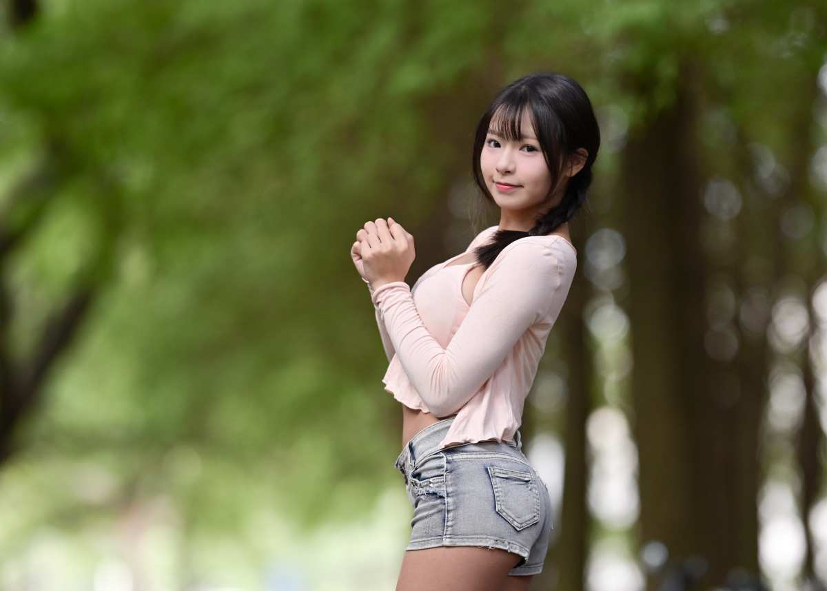自然风光中的时尚女生