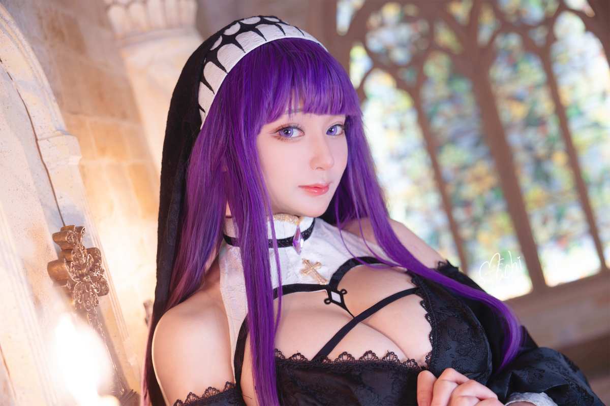 紫色长发动漫女孩