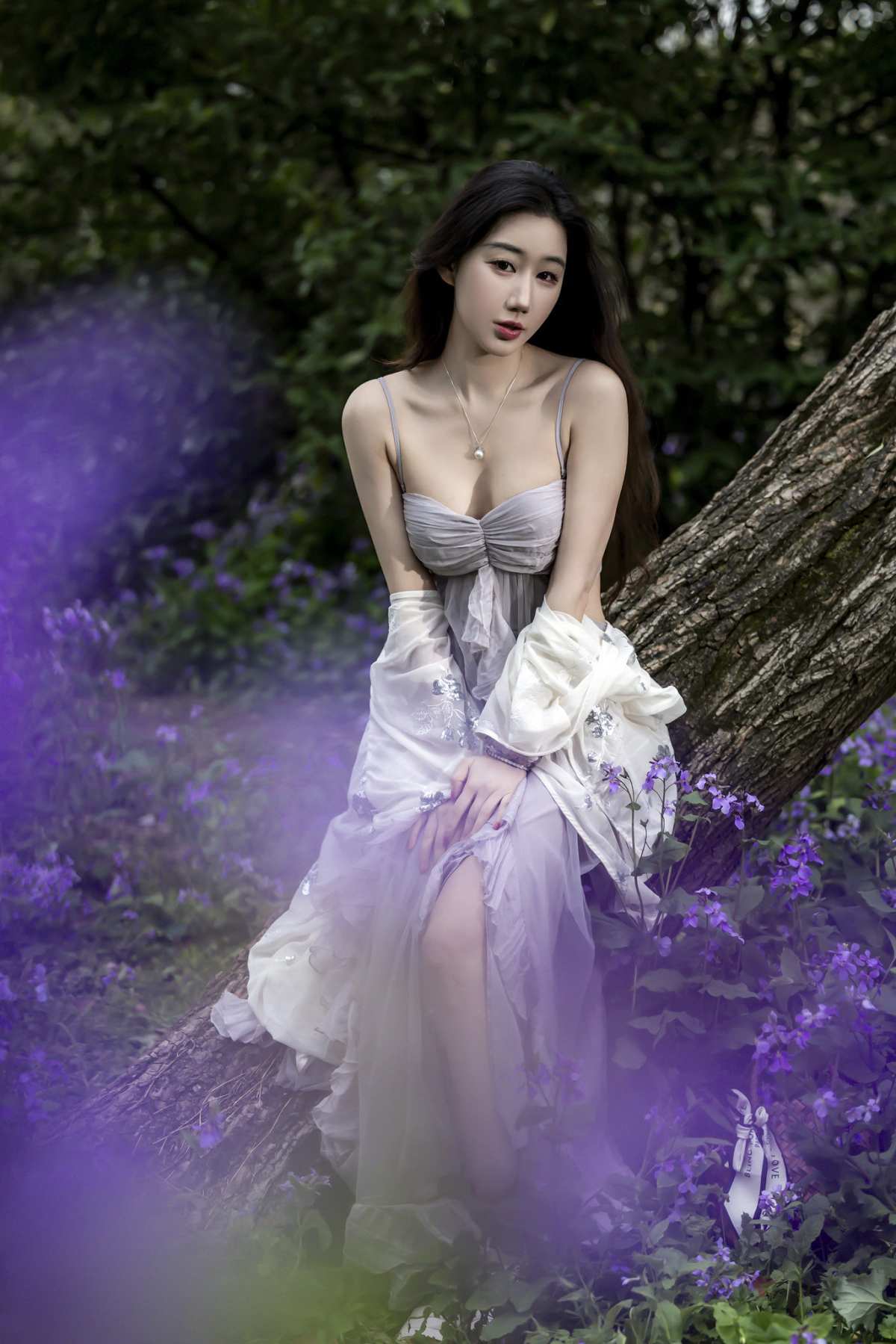 紫色花海中的优雅女性