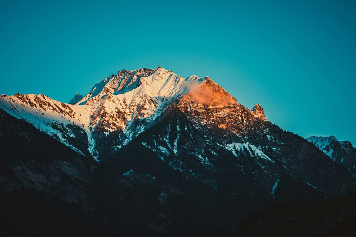 阳光照耀下的雪山