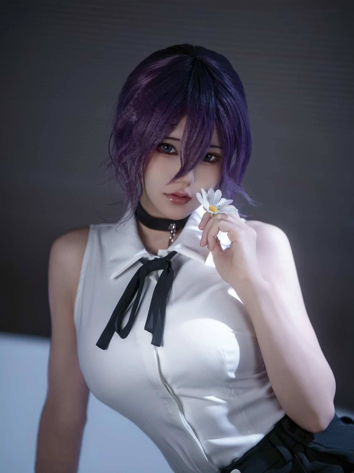 紫发少女手持雏菊