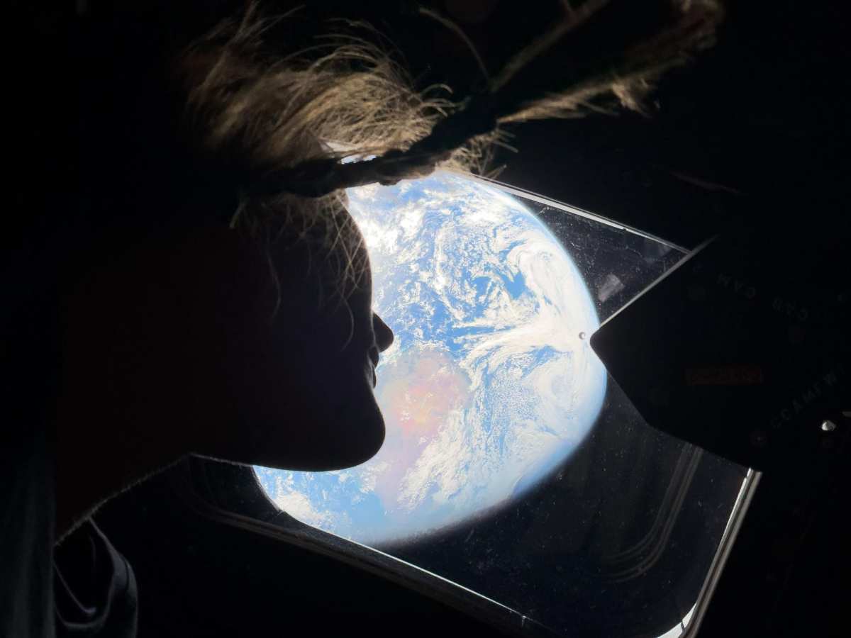 太空中的地球与长发
