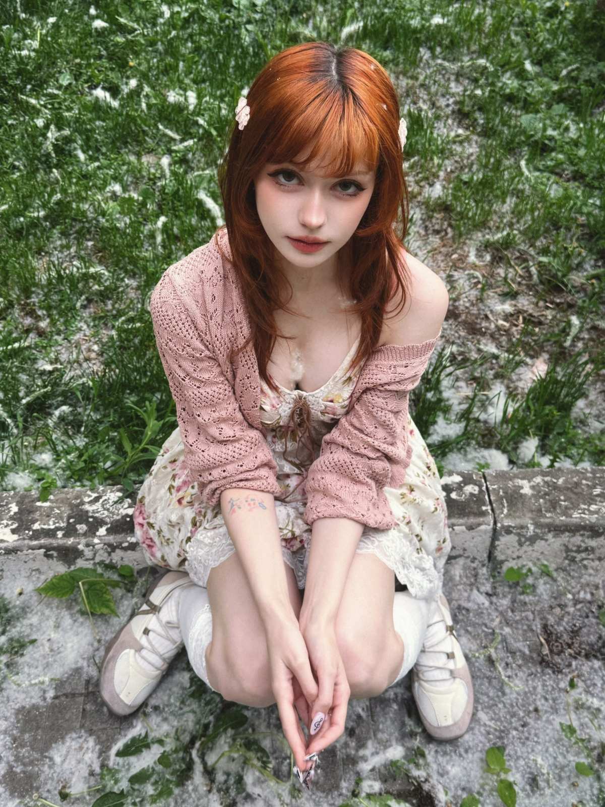 红发女孩户外静物壁纸