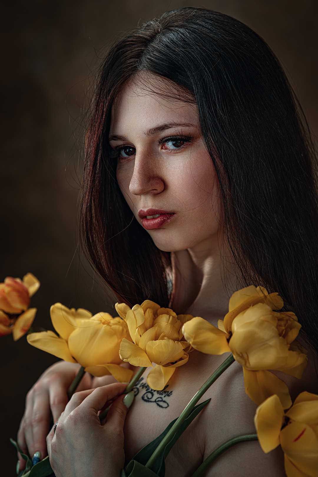黄色花朵与女性肖像
