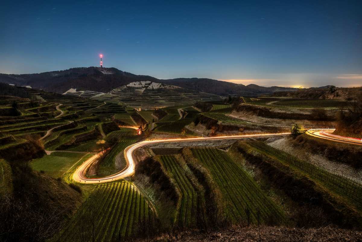 蜿蜒山路的夜色