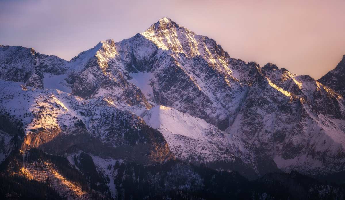 日落下的雪峰