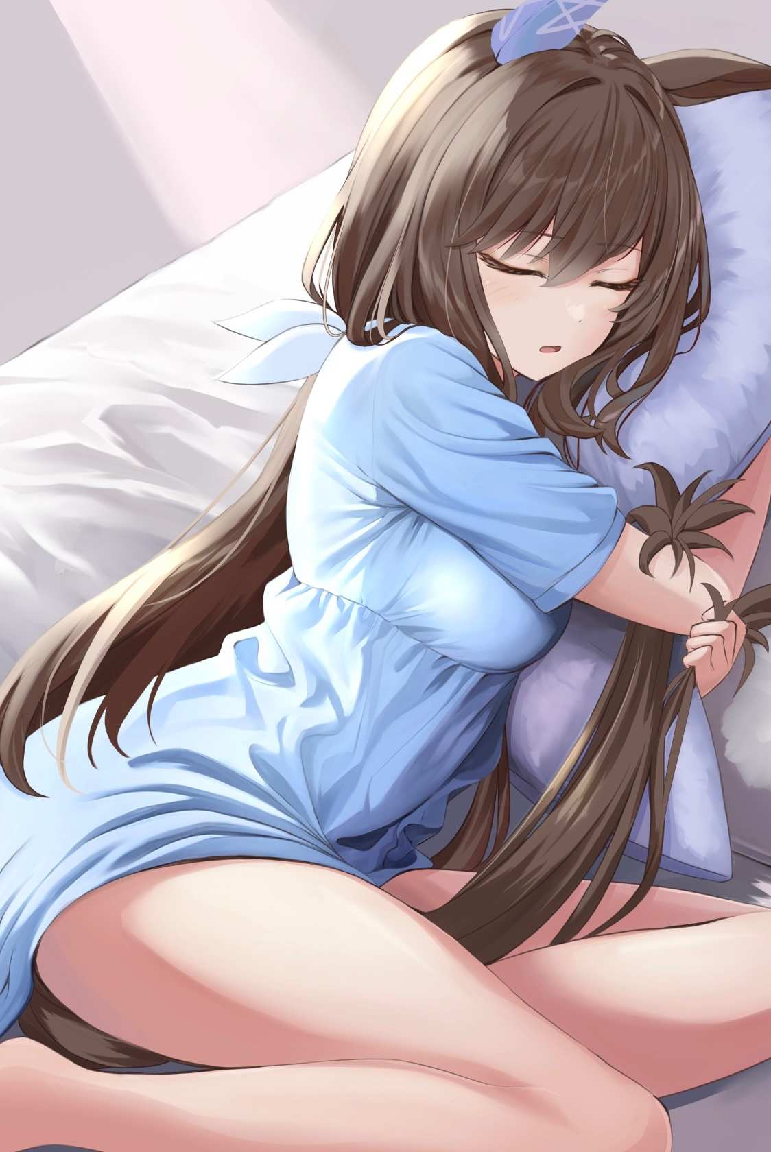 长发女孩抱枕睡觉