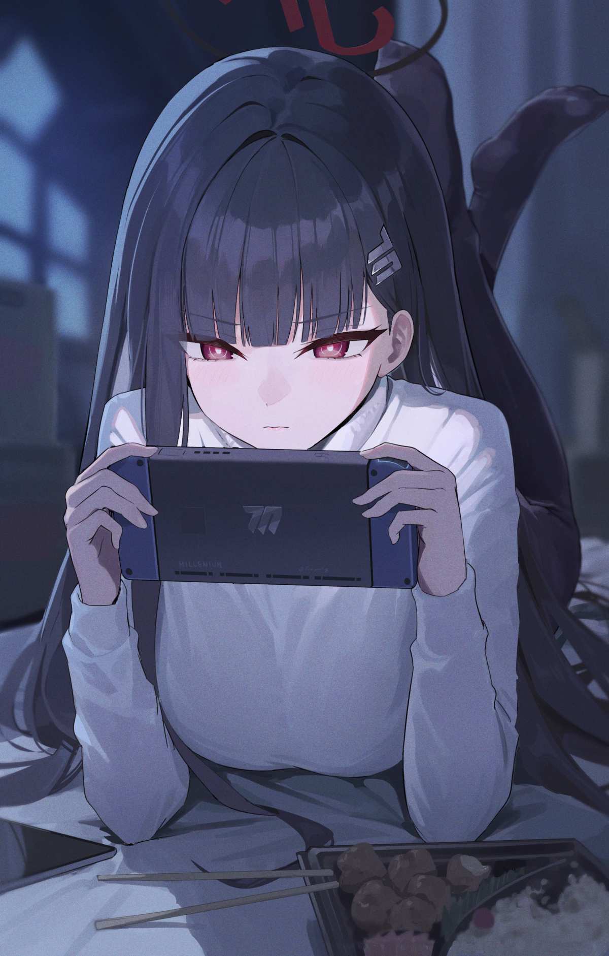 长发女孩手持游戏机