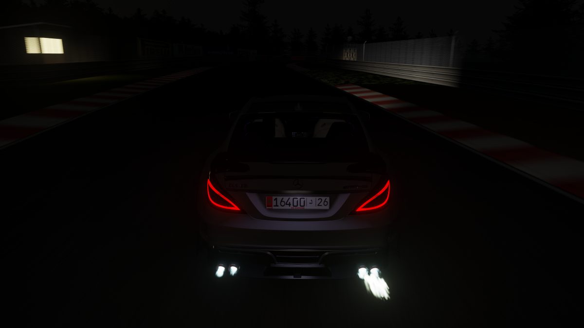 夜晚赛道奔驰