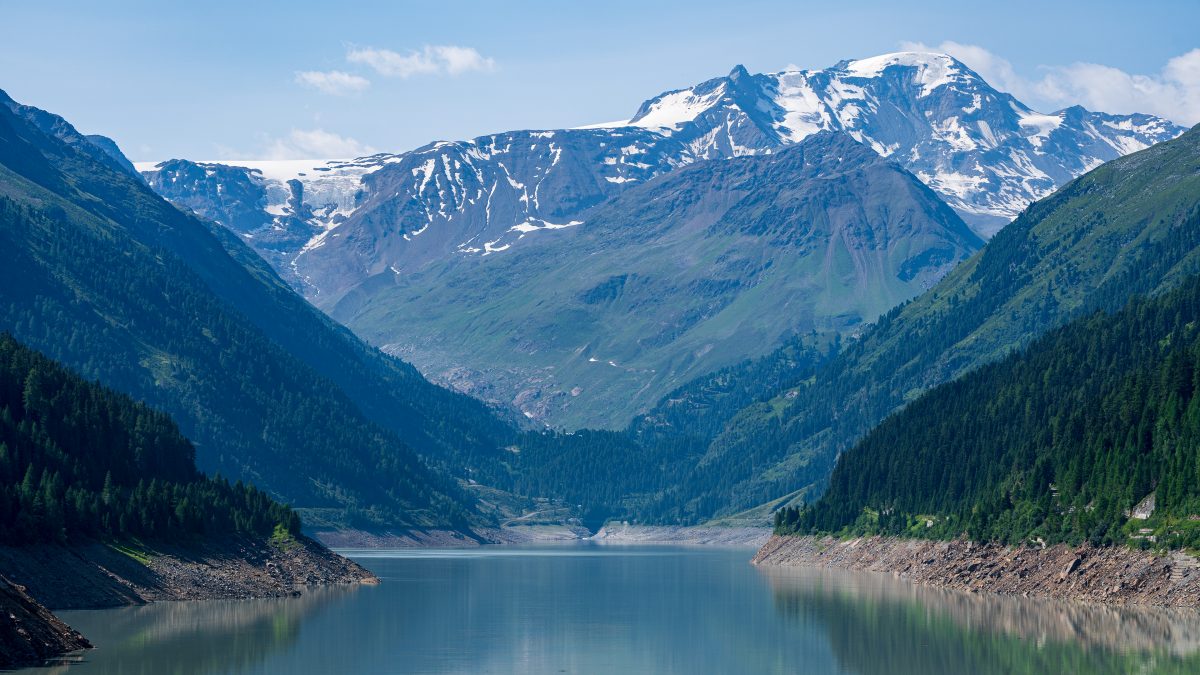 雪山绿湖