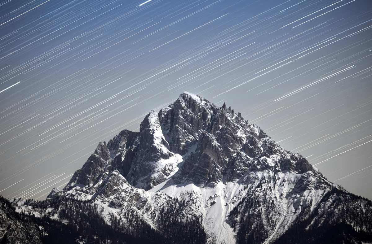 星轨下的雪山
