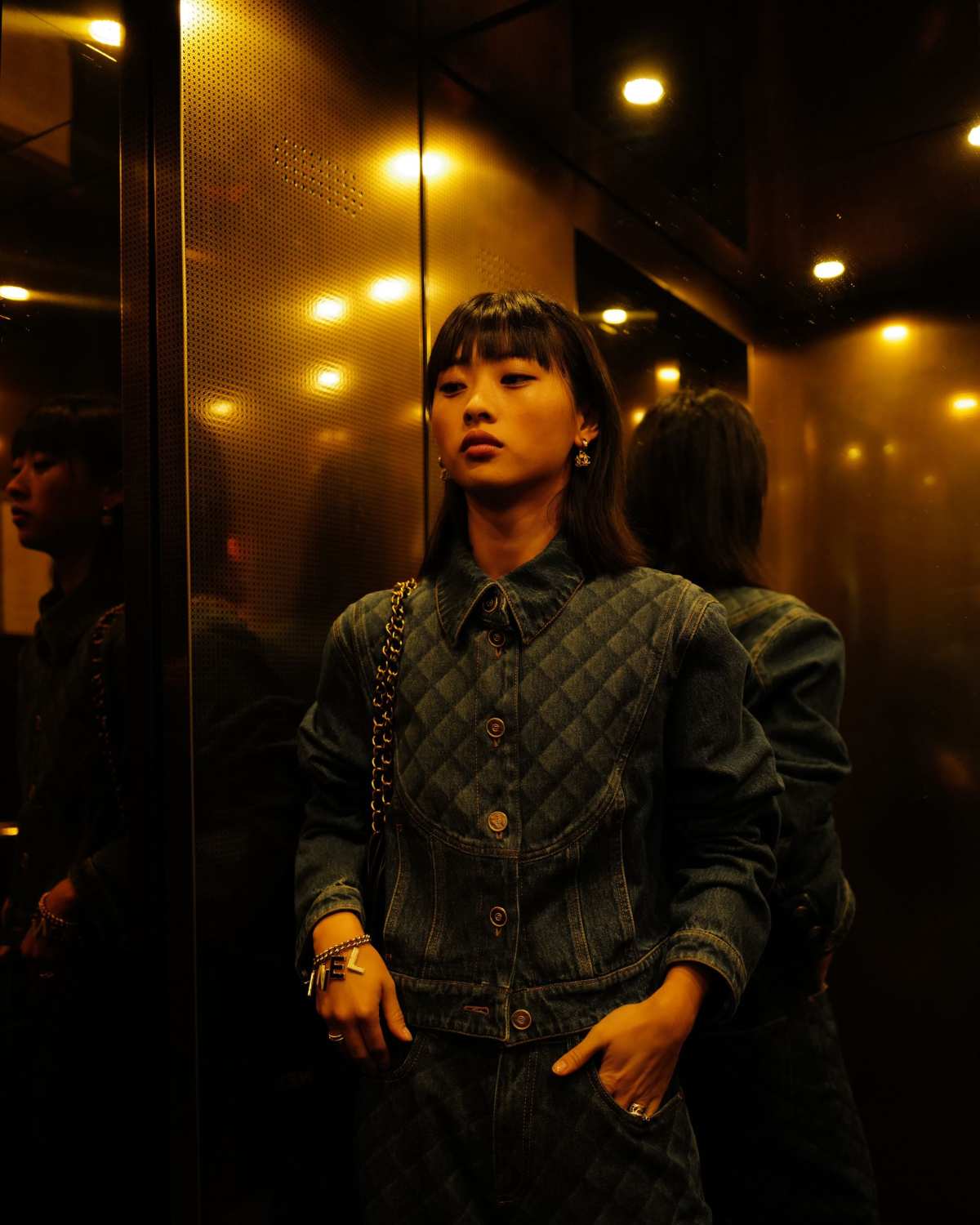 电梯中的时尚女性