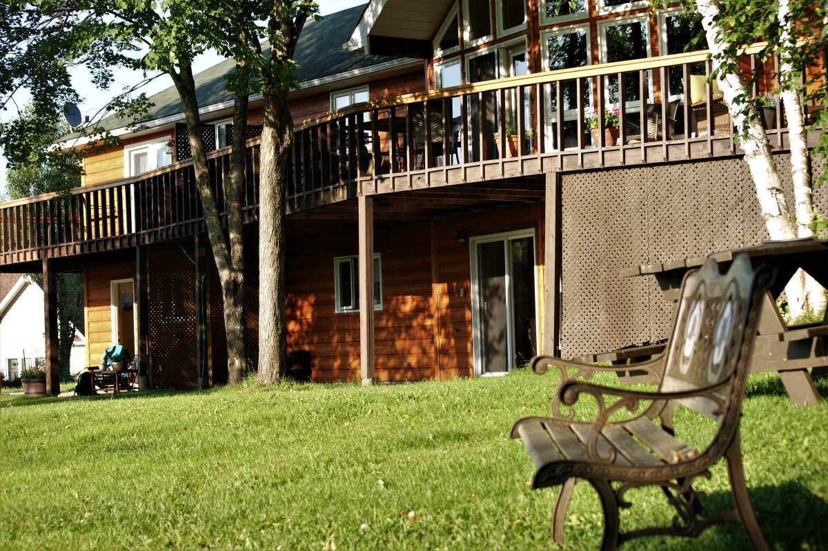 阳光下的宁静小屋
