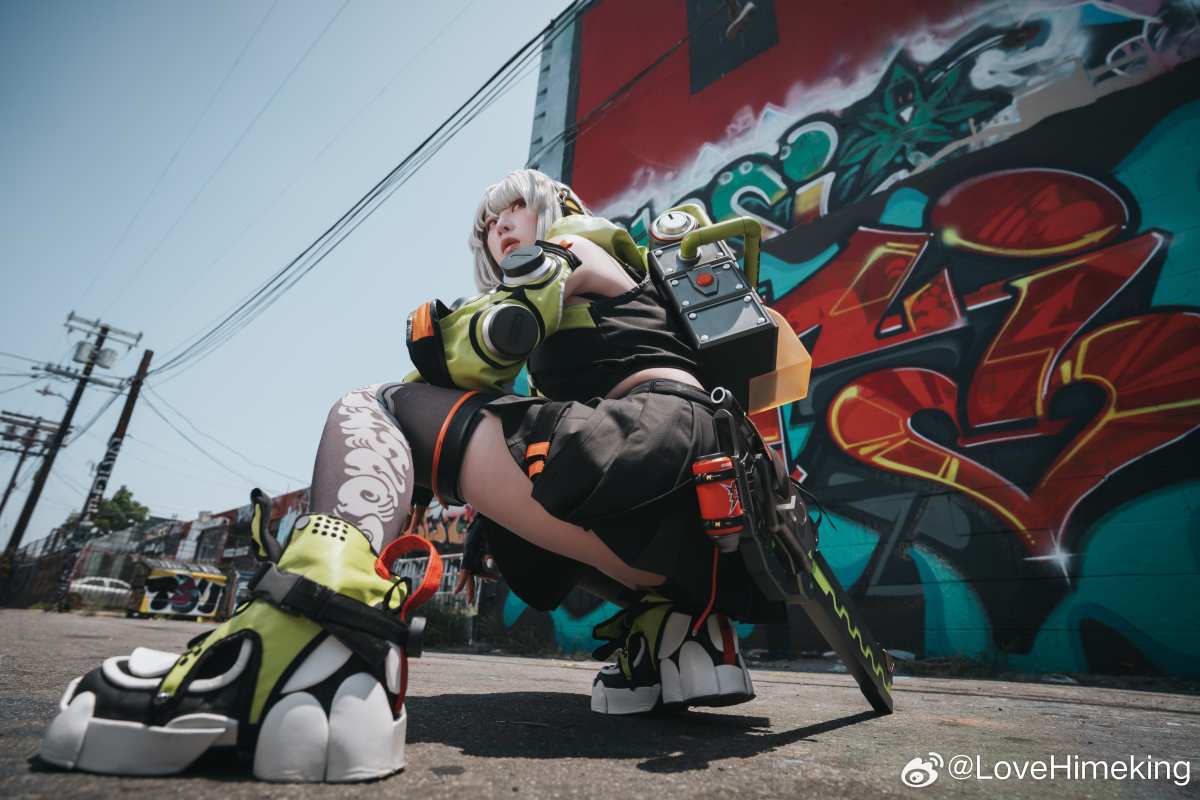二次元角色cosplay阳光街头风