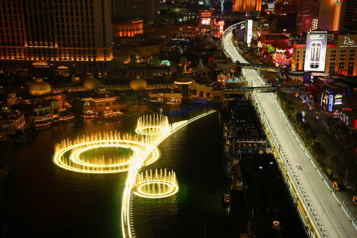 夜晚 · 喷泉 · 街道高清壁纸