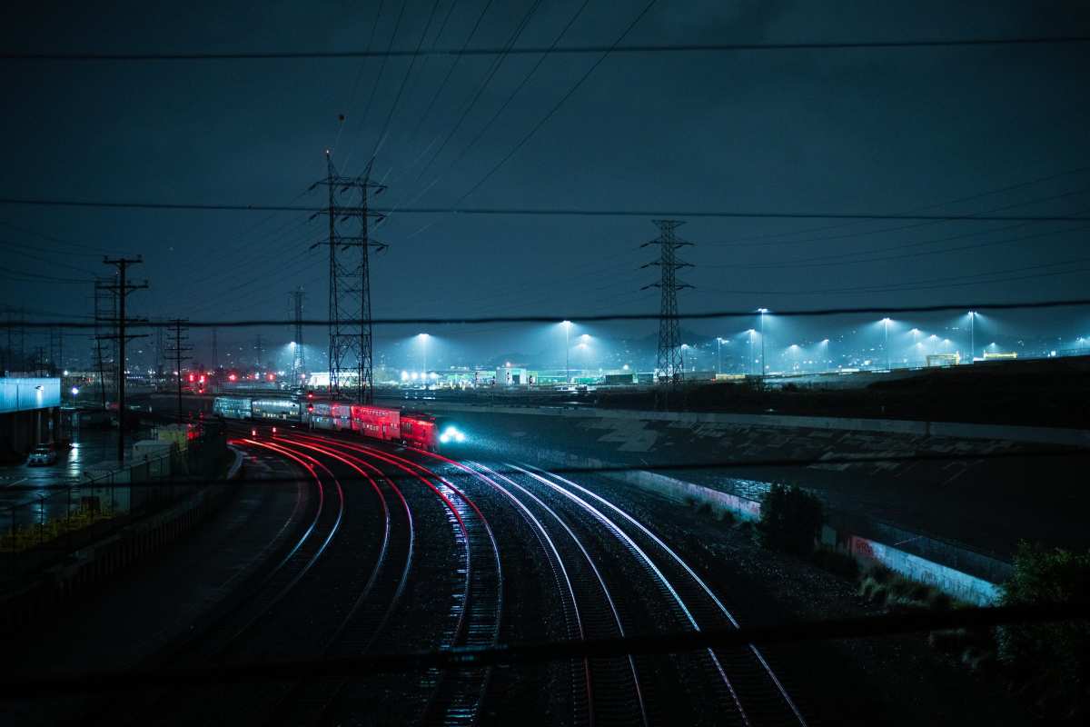 铁路站场 · 火车 · 夜晚高清壁纸