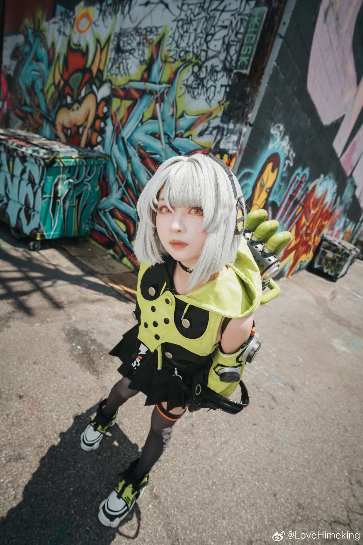 二次元角色cosplay阳光街头